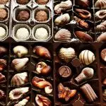 Offrir une boîte de chocolat à un homme