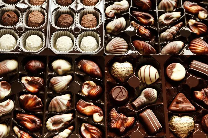 Offrir une boîte de chocolat à un homme