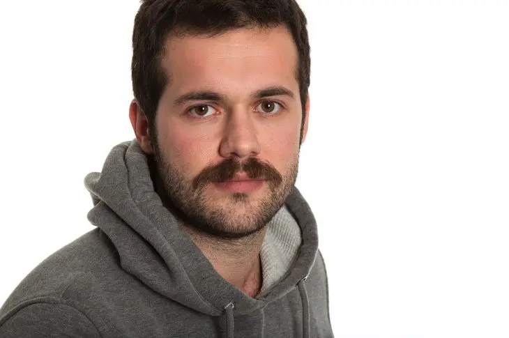 Tailler une moustache en fer à cheval