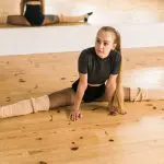 jeune danseuse en splits démontrant la souplesse et la flexibilité