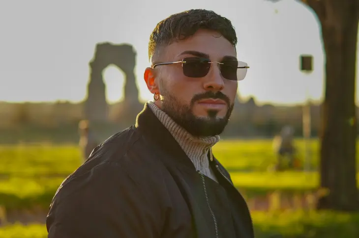 homme portant des lunettes de soleil teintées en parc urbain l'hiver