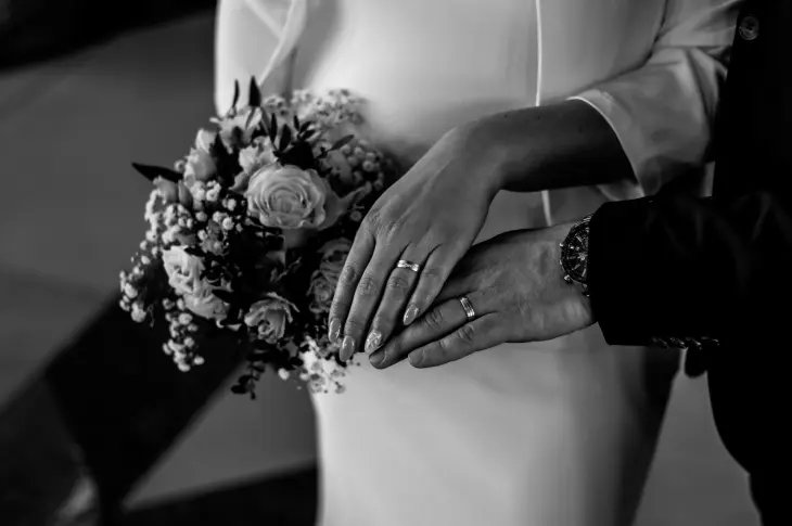 couple affichant les alliances et montres au poignet lors d'une cérémonie de mariage