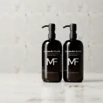 deux flacons de shampoing noir pour homme avec pompe doseuse