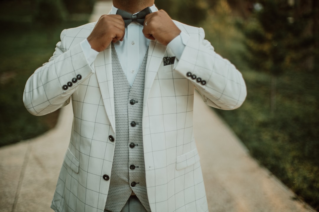 Costume sans revers homme : l'alternative formelle tendance 2026